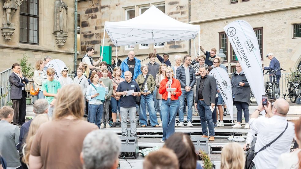 Osnabrücks Radverkehrsbeauftragte Ulla Bauer, Michael Prior von der Schulstiftung im Bistum Osnabrück, Oberbürgermeisterin Katharina Pötter und Stadtbaurat Thimo Weitemeier (vorne, von links) würdigten die Preisträger im Rahmen der Kulturnacht. Foto: Kai Ostermann