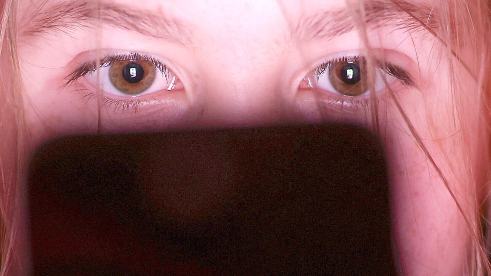 Ein Mädchen schaut ein Video auf einer Social-Media-Plattform. Foto: DPA/Jan Woitas