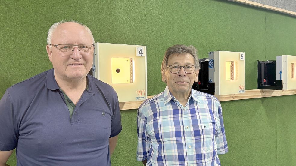 Reenhard Behrends und Hartmut Penning aus dem Vorstand des Nortmoorer Schützenvereins hoffen, dass wieder mehr in den Verein eintreten. Foto: Jasmin Oltmanns