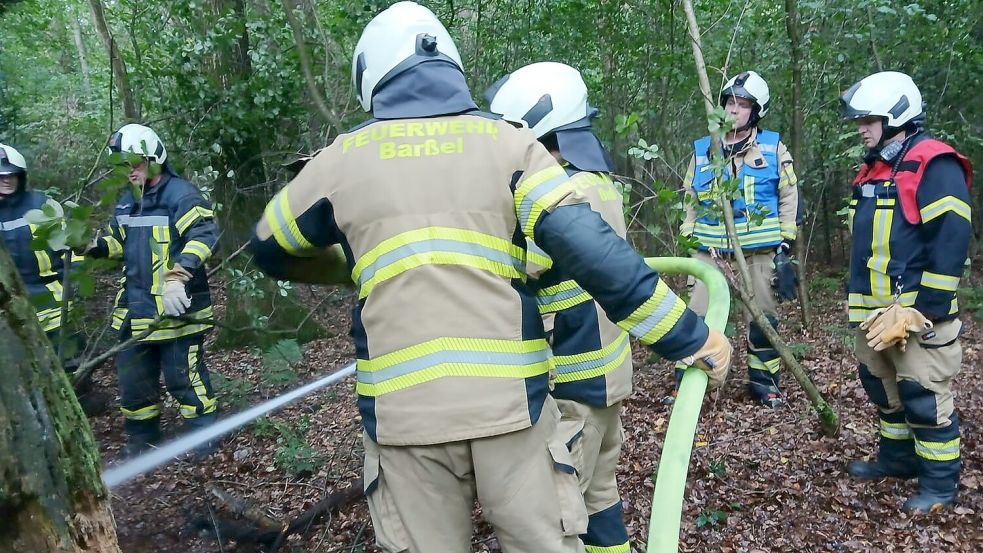 Die Feuerwehr Barßel löschte in Harkebrügge einen kleinen Brand im Waldboden. Foto: Joachim Schulte/Feuerwehr