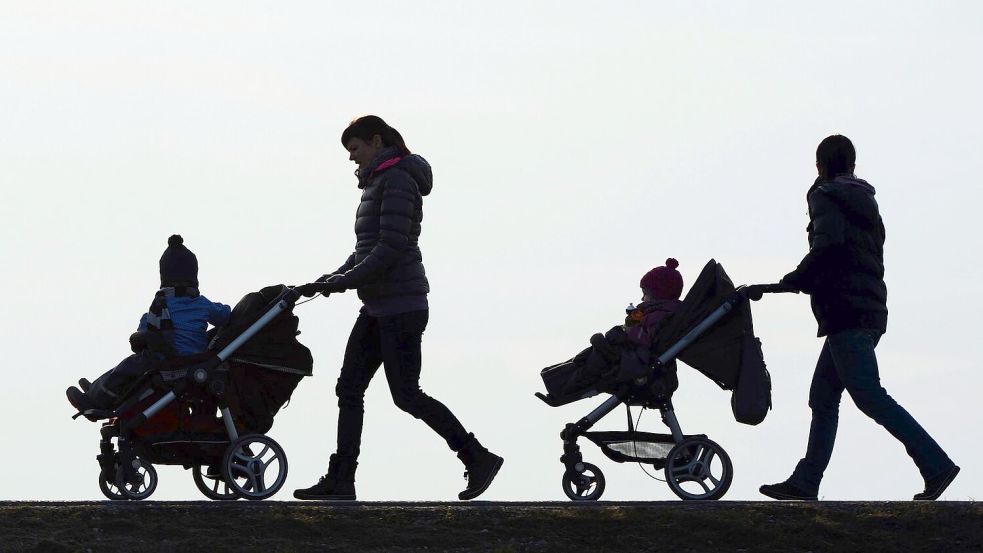 Nach einer Forsa-Umfrage für Save the Children haben viele Eltern finanzielle Sorgen. (Symbolbild) Foto: Felix Kästle/dpa