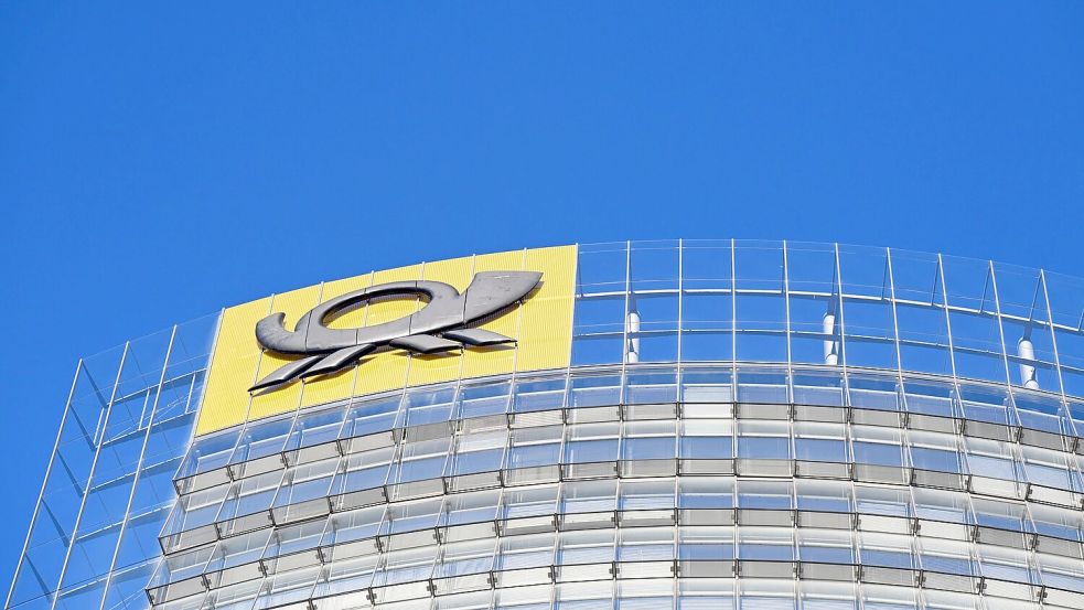 Über den 41 Stockwerken des Bonner Posttowers thront das gute alte Posthorn-Logo. Das soll so bleiben. Foto: Wolf von Dewitz/dpa