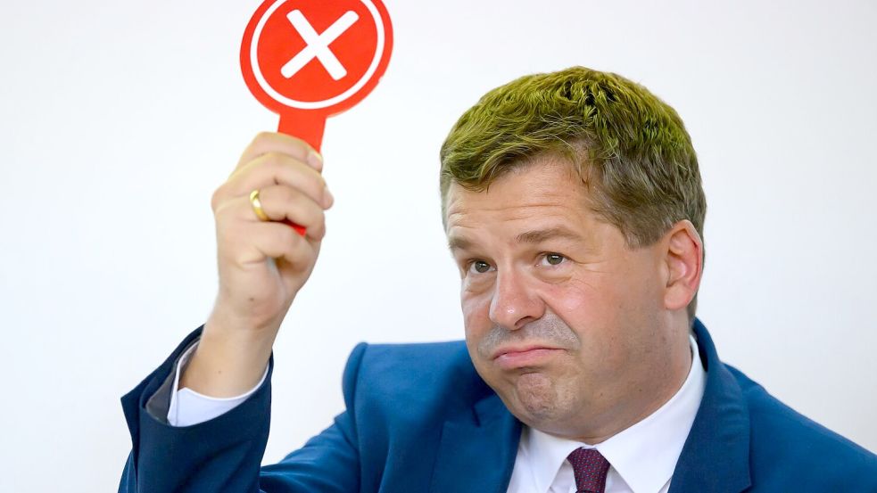 Sven Schulze möchte der AfD die rote Karte zeigen. Foto: Hendrik Schmidt