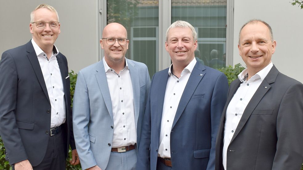 Der neue Vorstand der Fehntjer VR Bank: (von links) Uwe Brechtezende, Kai Stöter, Lothar Janssen und Ulrich Jungmann. Foto: Henrik Zein