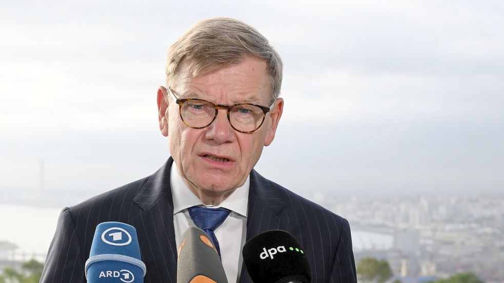 Außenminister Johann Wadephul (CDU) äußert sich in der algerischen Hauptstadt Algier vor Journalisten. Foto: Michael Brandt