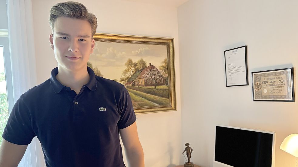 Jonah Ottersberg steckt mitten im Wahlkampf. Für die FDP will er in den Auricher Stadtrat und den Kreistag einziehen. In seinem Zimmer hängen unter anderem Gemälde des Auricher Künstlers Karl Gramberg. Der 18-Jährige mag Dinge mit Geschichte. Foto: Mieke Matthes