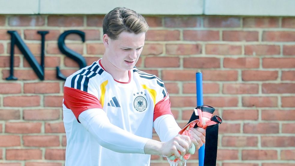 Bei der Weltmeisterschaft in Amerika durfte Jonas Urbig schon mal als Trainingstorwart dabei sein. (Archivbild) Foto: Jan Woitas/dpa
