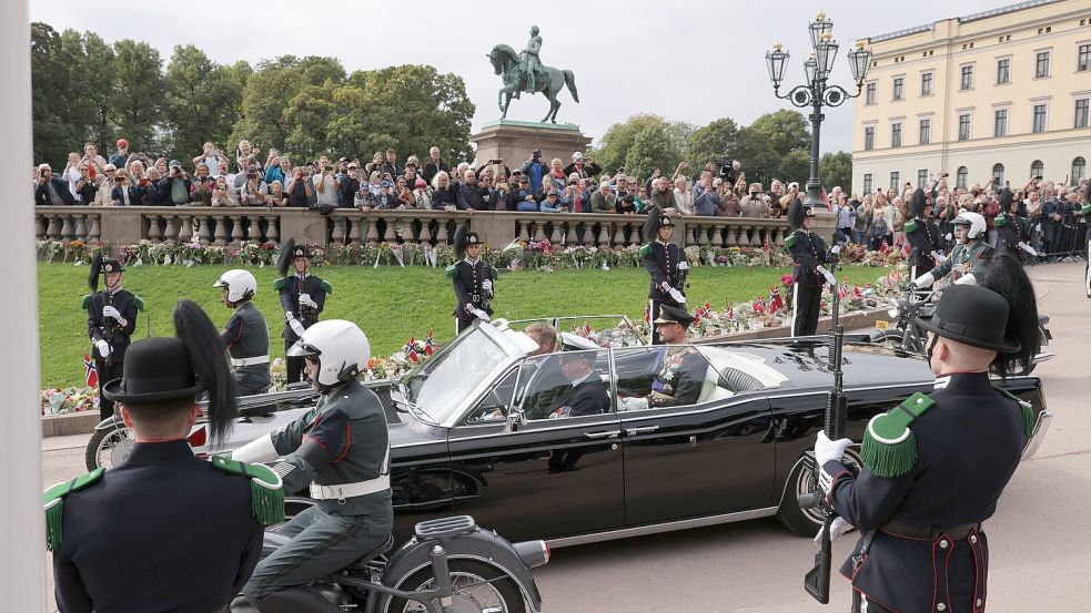 In einer offenen Limousine wurde König Haakon VIII. vom Schloss zum Parlament gefahren. Foto: Amanda Pedersen Giske/NTB/dpa