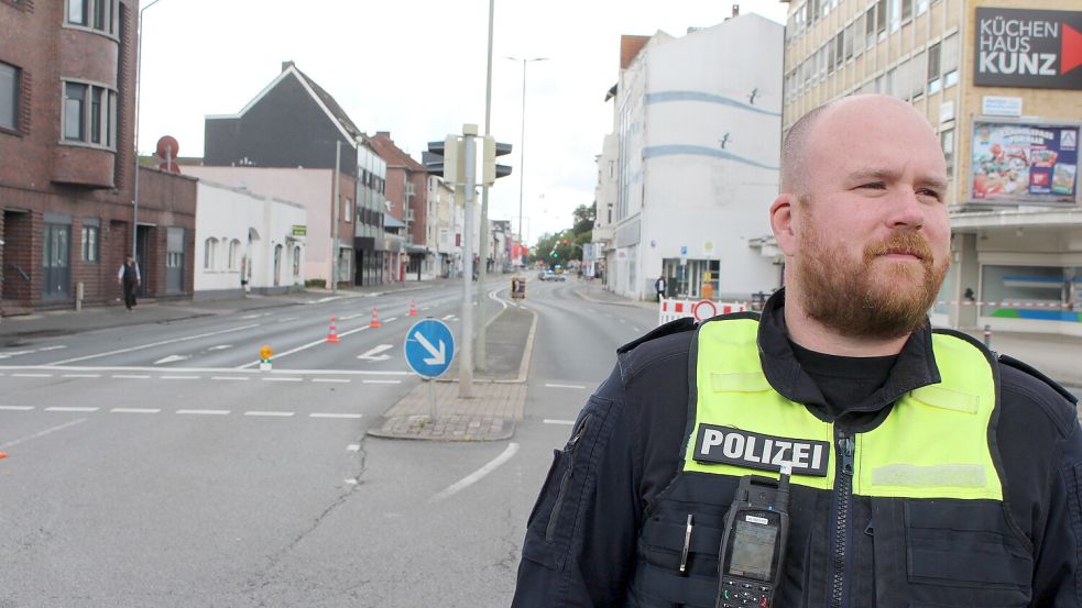 Ein Polizist steht vor der abgesperrten Evakuierungszone in Wilhelmshaven. Foto: Imke Oltmanns