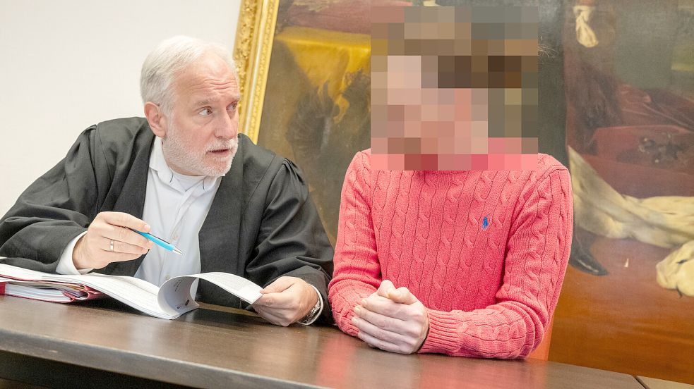 Wegen Mordes und schwerer Körperverletzung verurteilt: ein 34-jähriger Mann aus Emden (rechts) mit seinem Verteidiger Alexander Schwenen. Foto: Klaus Ortgies/Archiv