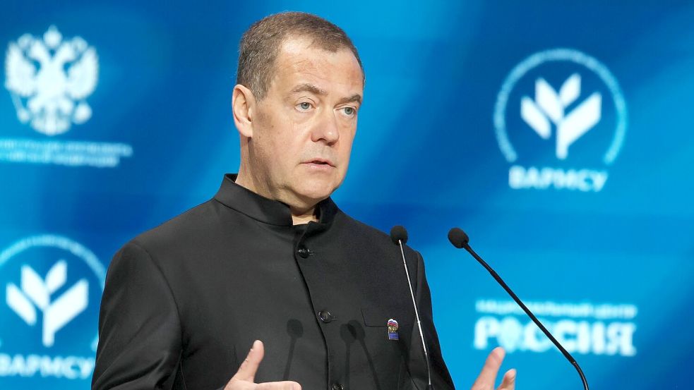 Der Vizechef des russischen nationalen Sicherheitsrates, Dmitri Medwedew, bringt als Reaktion auf die Sanktionen gegen Moskau direkte Angriffe auf deutsche Rüstungsbetriebe ins Spiel. (Archivbild) Foto: Ekaterina Shtukina