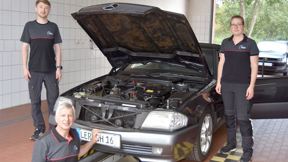 Zwei Generationen und ein Mercedes SL der Baureihe 129: Enno, Egon und Wiebke Fecht begutachten auch Oldtimer . Foto: Prins