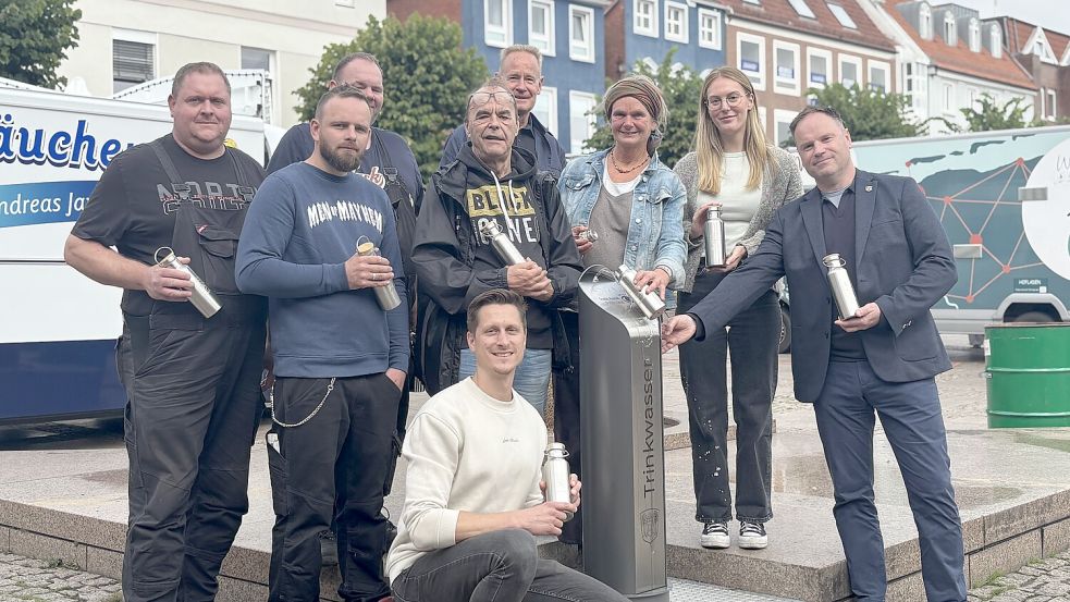 Zusammen weihten sie den ersten Trinkwasserspender in Aurich ein: Tobias Hippen (von links), Ewald Dettmers, Torsten Stienen (Betriebshof der Stadt Aurich), Malte Liebl-Wachsmuth (Amt für Gesundheitswesen - Landkreis Aurich), Peter Specken (Gfa), Jürgen Anneken (Stadt Aurich - Stabstelle Klima und Mobilität), Heidrun Weber (Gfa), Bente Jürgens (Stadt Aurich - Klimaanpassungsmanagement), Mirko Wento (Stadtbaurat). Foto: Jurij Babanin