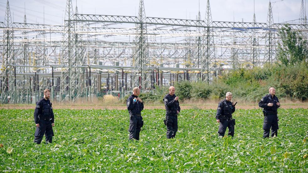 Polizisten suchen die Umgebung ab. Foto: Henning Kaiser