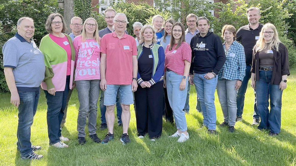 Sie begleiten das Projekt der Dorfentwicklung in Ostrhauderfehn und wurden zu den 16 Dorfmoderatoren ernannt: (von links) Wilfried Witt, Marlene Wagner, Dieter Ertwiens-Buchwald, Bettina Peper, Tobias Ahrens, Horst Tinnemeyer, Elke Kaufmann, Maren Weers, Antje Kok, Dagrun Petershans, Dierka Janssen, Wiard Meyer, Stefan Baumfalk, Yvonne Klein, Michael Ripperda (pro-t-in GmbH) und Fenna Coordes. Es fehlt: Andreas Pakula. Foto: Archiv Gemeinde Ostrhauderfehn