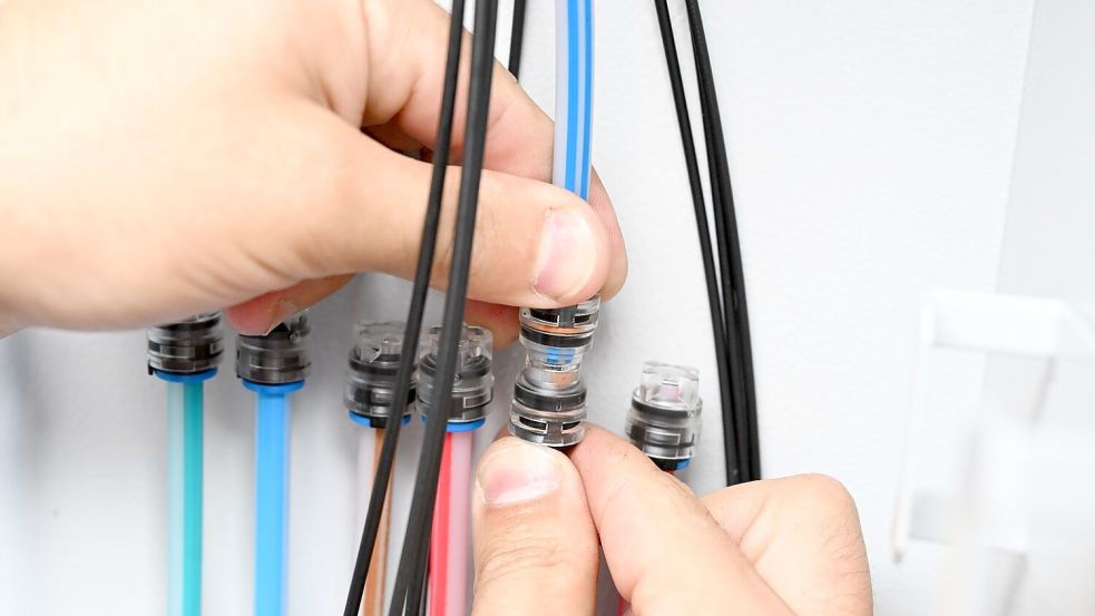 Ein Techniker verbindet Glasfaser-Kabel, um besonders schnelles Internet zu ermöglichen. Foto: Bernd Weißbrod