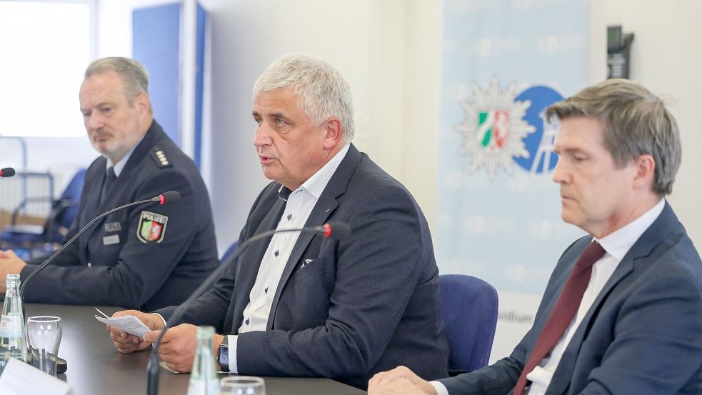 In einer Pressekonferenz berichten Michael Esser, Leitender Kriminaldirektor der Polizei Köln (Mitte) und Ulrich Bremer, Oberstaatsanwalt der Staatsanwaltschaft Köln (rechts) über den Stand der Ermittlungen. Foto: Christoph Reichwein