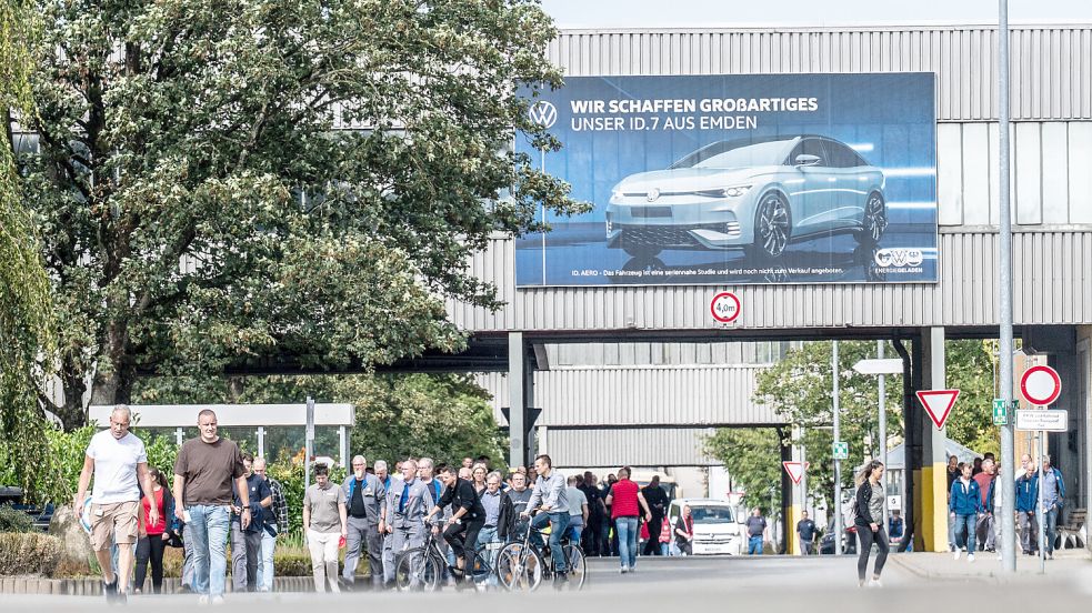 Die Belegschaft des Emder VW-Werks bangt um ihre Zukunft. Die unsichere Stimmung wird kurz vor der nächsten Sitzung des Aufsichtsrates noch befeuert. Symbolbild: Klaus Ortgies/Archiv