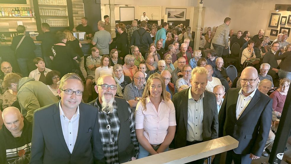 GA-Redaktionsleiter Henrik Zein (stehend, links) und GA-Redakteur Horst Kruse (rechts) moderierten am Dienstagabend in Marienheil die Wahl-Arena mit den drei Rhauderfehner Bürgermeisterkandidaten (von links) Thorsten Vesper (Bündnis 90/Die Grünen), Kerstin Ojemann (Moin) und Geert Müller (parteilos). Foto: Carsten Ammermann
