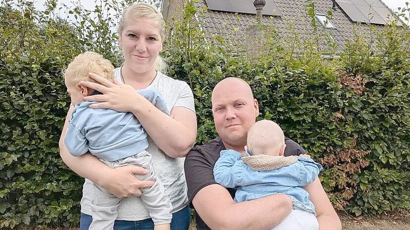 Kevin Meyer aus Oberlangen kämpft seit über einem Jahr gegen den Krebs. An seiner Seite: seine Frau Christin und die gemeinsamen Kinder Collin und Clara. Foto: Lina Assenheimer