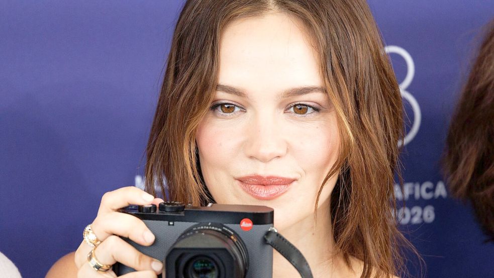 Spielt die Hauptrolle in „Das Mädchen mit der Leica“: Emilia Schüle. Foto: Cinzia Camela