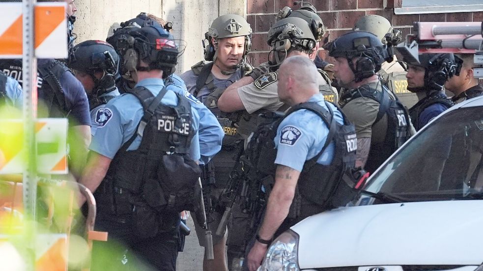 Die Polizei ist in Minneapolis mit einem Großaufgebot vor Ort. Foto: Ellen Schmidt