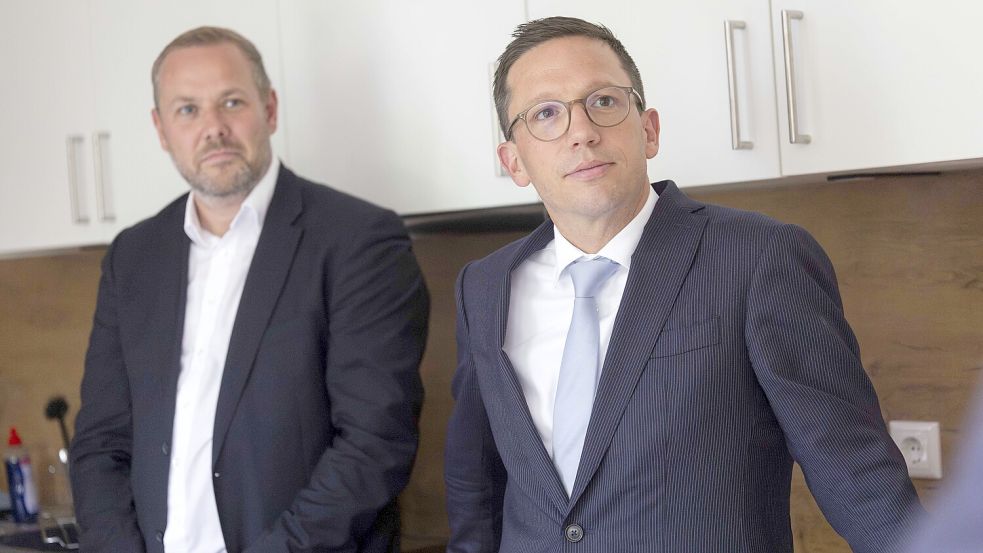 Falko Mohrs (rechts), Niedersachsens Minister für Wissenschaft und Kultur, und OB-Kandidat Robert Alferink in einer Osnabrücker WG-Küche. Foto: Swaantje Hehmann