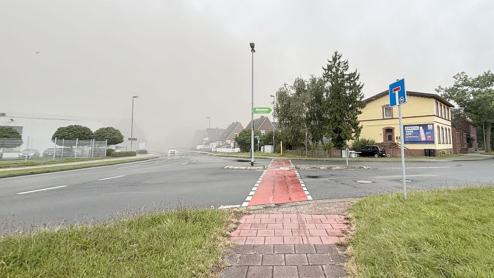 Auch am frühen Donnerstagmorgen ist die Rauchentwicklung an der Sägemühlenstraße noch enorm. Foto: Jonas Bothe