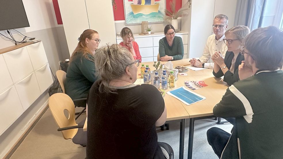 Hören sich die Sorgen und Nöte der Alleinerziehenden an: Grünen-Chefin Franziska Brantner (2. von rechts), Grünen-Oberbürgermeisterkandidat Volker Bajus (3. von rechts) und Anke Jacobsen (5. von rechts). Foto: Karsten Frei