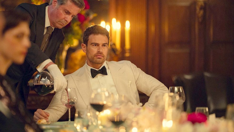 Theo James als Eddie Horniman in einer Szene der Serie „The Gentlemen“. (Handout) Foto: Christopher Raphael/Netflix/dpa