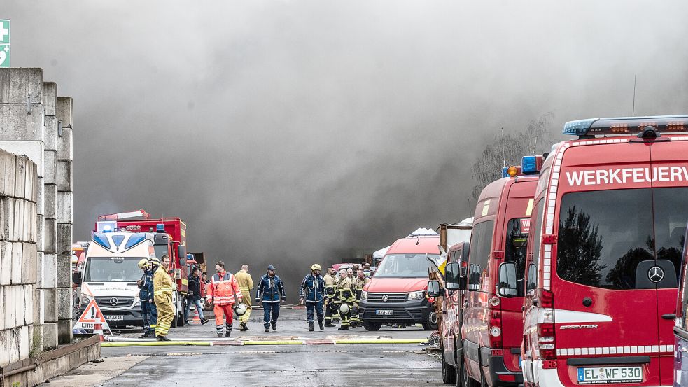 Die Rauchentwicklung war auch am Donnerstagvormittag noch enorm. Foto: Klaus Ortgies
