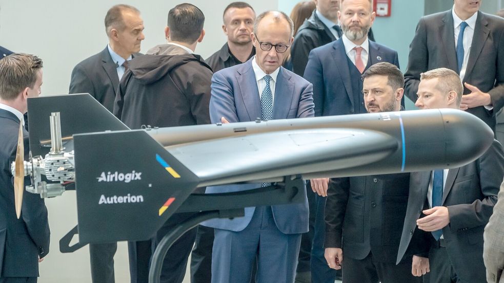 Diese Drohne von Auterion und Airlogix hat eine Reichweite von bis zu 1500 Kilometern. Im April führte sie Auterion-Chef Lorenz Meier (ganz inks, seitlich von hinten zu sehen) Bundeskanzler Friedrich Merz (CDU) und dem ukrainischen Präsident Wolodymyr Selenskyj vor. Foto: Michael Kappeler/dpa