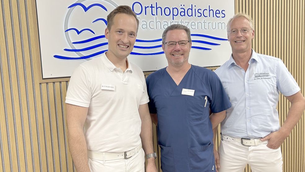 Dr. med. Fabian Freudenthaler, Philipp Seelig, Facharzt für Orthopädie und Unfallchirurgie und Dr. med. Jan Gravemann, Facharzt für Orthopädie und Unfallchirurgie arbeiten ab sofort in Norden eng zusammen. Foto: Rebecca Kresse