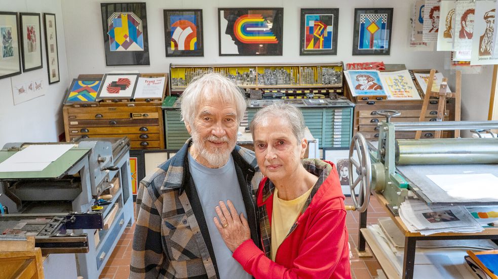 Margit und Rolf Hillen in ihrer Werkstatt in Hamswehrum, wo bis heute gemalt, gedruckt und gestaltet wird. Fotos: Klaus Ortgies