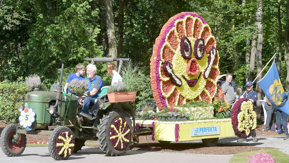 In Wiesmoor wird wieder Blütenfest gefeiert. Der Korso mit den Motivwagen zählt zu den Höhepunkten. Foto: Klaus Ortgies