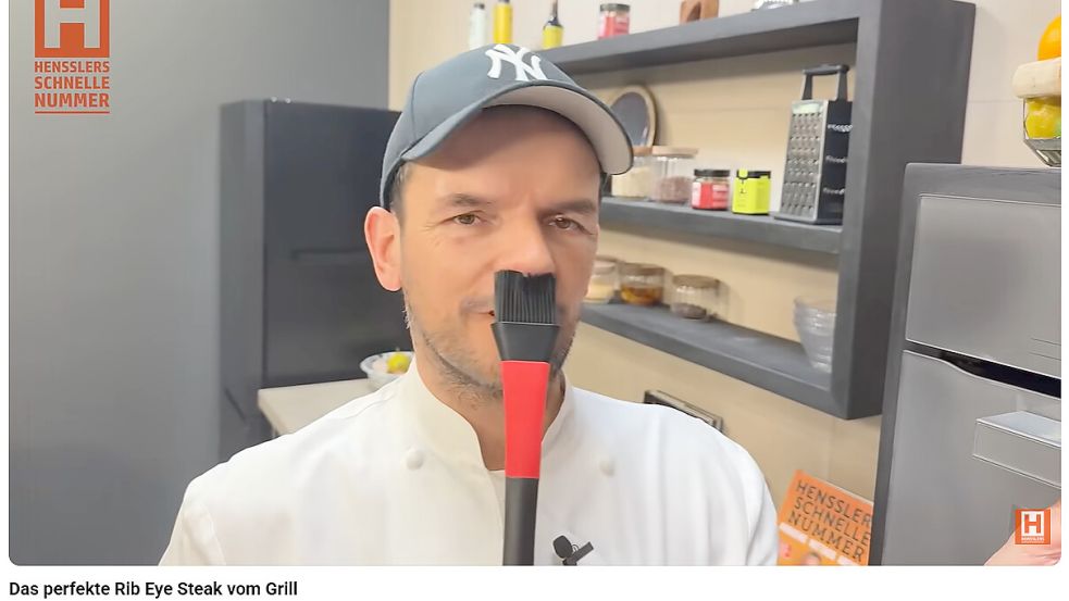 „45 Minuten späterrr gucken wirrr in dän Ofen“: TV-Koch Steffen Henssler eckt mit einer Hitler-Parodie bei seinen Fans an. Foto: Screenshot Youtube/noz