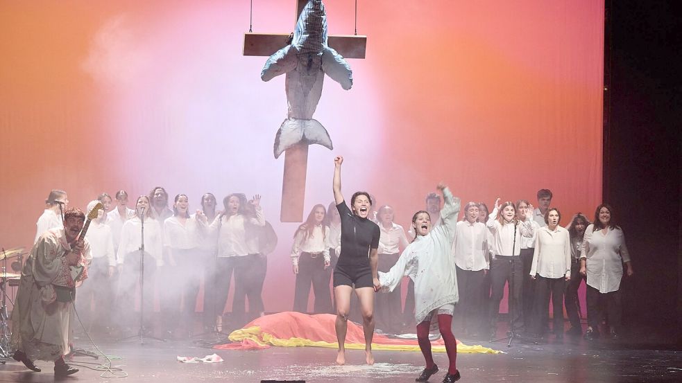 Die Darstellerinnen und Darsteller des Theaterstücks „Timmy - Die Hope stirbt zuletzt“. (Archivbild) Foto: Georg Wendt