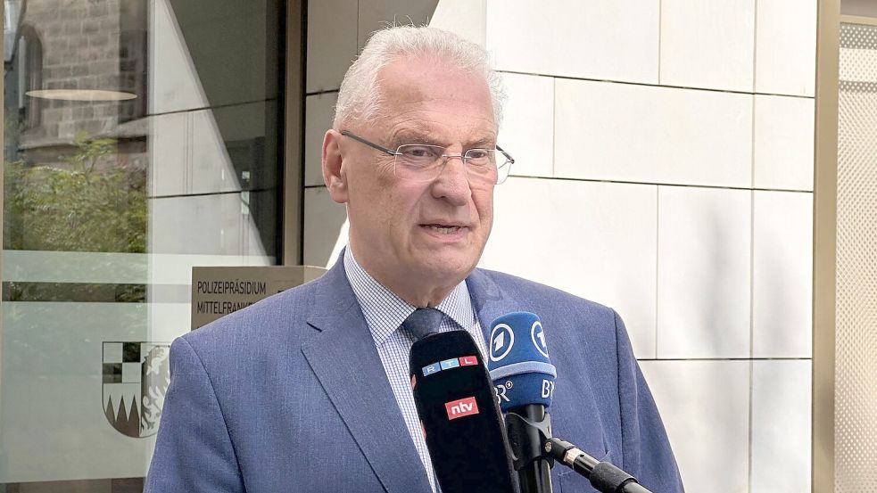 Bayerns Innenminister Joachim Herrmann (CSU) sprach auf einer Pressekonferenz von „Brandanschlägen“. Foto: Felix Kirberg