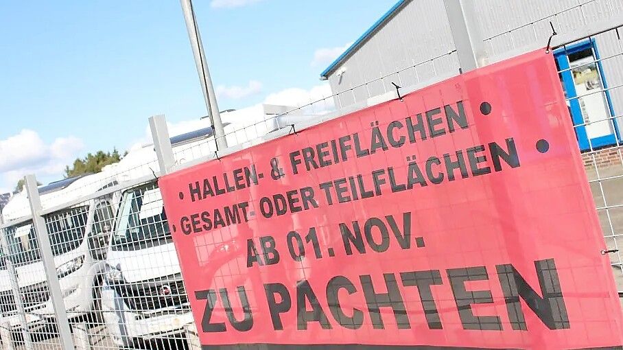 Am Zaun des Betriebsgeländes von Camperwelt Schöler in Papenburg weist ein Banner darauf hin, dass ein neuer Pächter gesucht wird. Foto: Martin Alberts