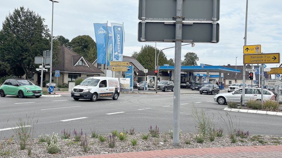 Die Ampelanlage an der Kreuzung B438/Idafehn-Nord/Idafehn-Süd steuert den Verkehr jetzt bedarfsgerecht. Fahrzeuge werden über in die Fahrbahn eingelassene Induktionsschleifen erfasst. Foto: Henrik Zein