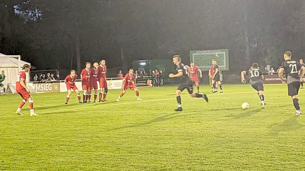 Der VfB Uplengen (schwarze Trikots) siegte 3:1 in Wiesmoor. Foto: Niklas Homes