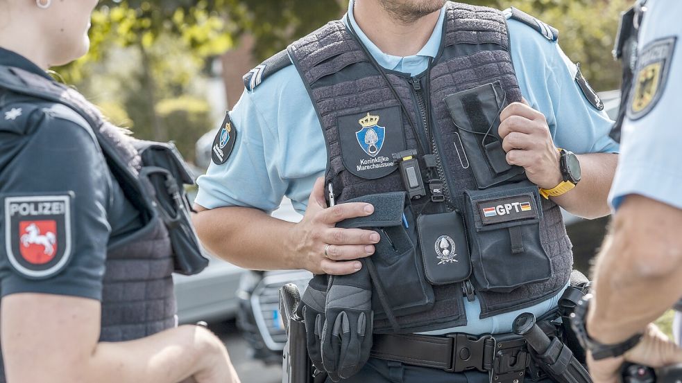 Symbolfoto von Mitarbeitenden des Grenzüberschreitenden Polizeiteams Bad Neuschanz, von der Koninklijke Marechaussee (NL), der Polizei Niedersachsen und der Bundespolizei. Foto: Bundespolizei