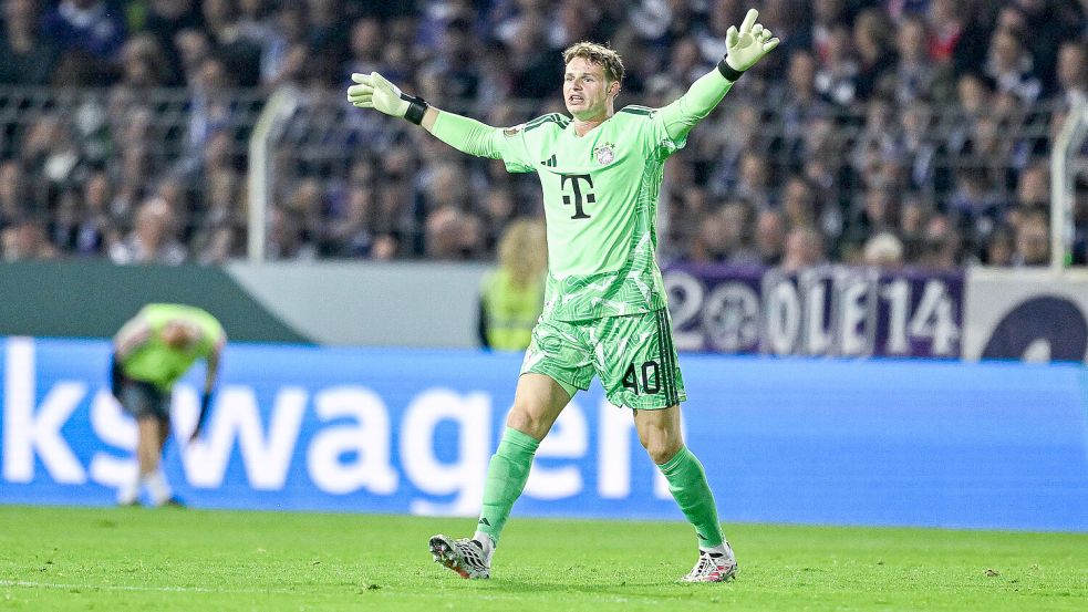 Jonas Urbig stand beim Sieg im DFB-Pokal beim VfL Osnabrück im Tor des FC Bayern München. Er musste allerdings einmal hinter sich greifen. Foto: IMAGO/RHR-Foto