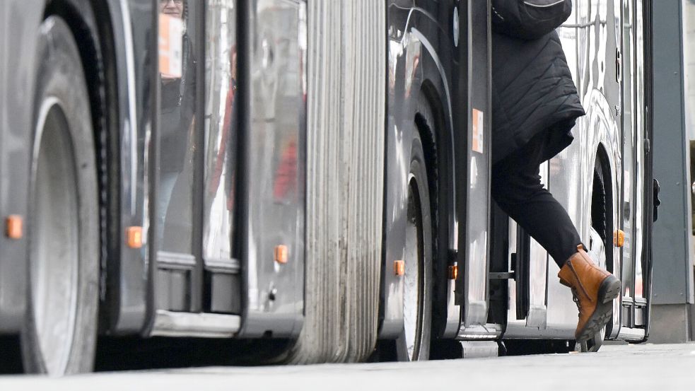 Ein Passagier steigt an einer Bushaltestelle in einen Nahverkehrsbus. Symbolfoto: Bernd Weißbrod/dpa