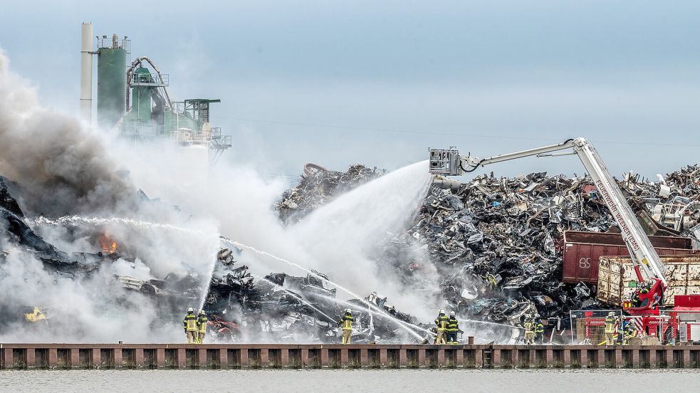 Bei einem Entsorgungsbetrieb im Leeraner Hafen war ein Feuer ausgebrochen. Foto: Klaus Ortgies