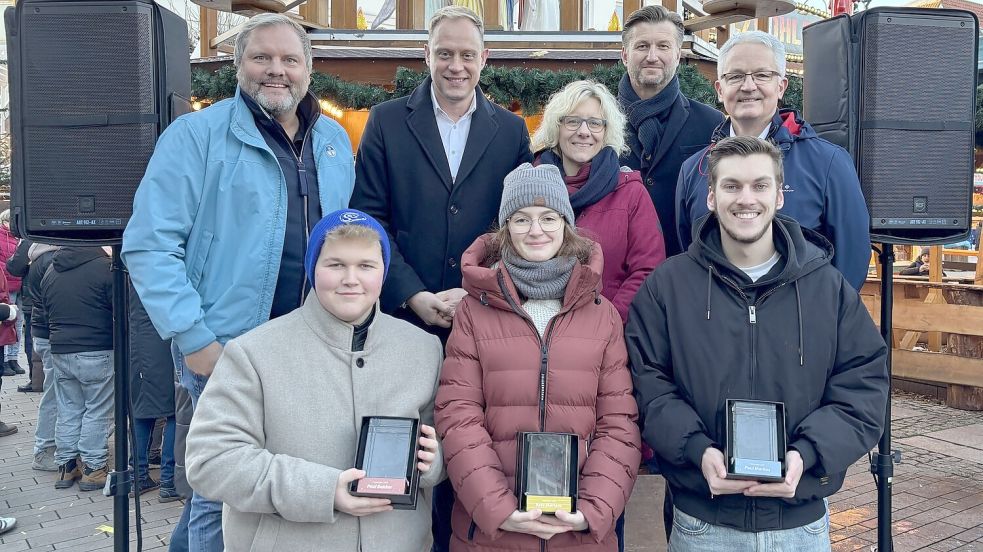 Wer holt diesmal die "Goldene Pyramide"? Drei junge Ostfriesen schafften es 2025, die Menschen zu erreichen. Paul Bakker (vorne von links), Eske Martens und Paul Markus belegten die ersten Plätze beim „Young-People-Award“. Die Verleihung wurde moderiert von Udo Hippen (Verlagsleiter ON, hinten von links). Wiard Siebels (SPD) sprach als Vertreter für Schirmherr Olaf Lies (Ministerpräsident Niedersachsen, SPD). Cathrin Meenken (Pastorin), Stephan Schmidt (ehemaliger Chefredakteur ON) und Rüdiger Musolf (Schulleiter Ulricianum) sprachen als Laudatoren für die Gewinner. Foto: Lasse Paulsen