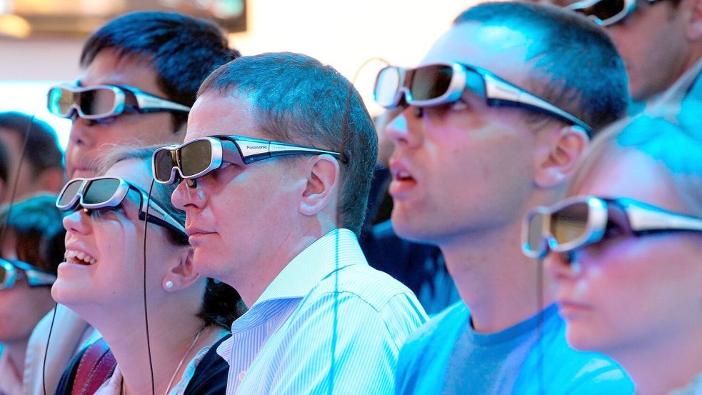 Besucher der IFA 2010 tragen 3D-Brillen. Foto: picture alliance / dpa
