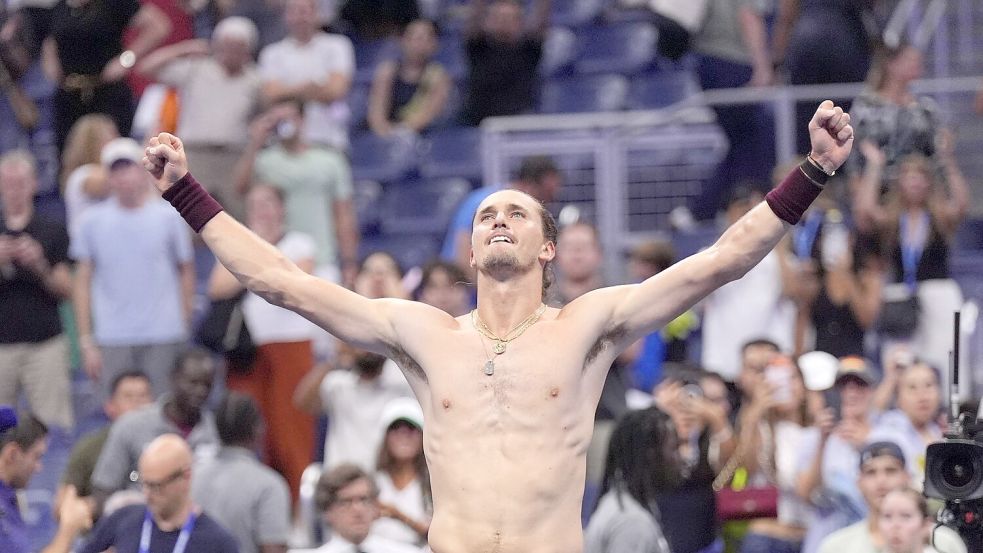 Alexander Zverev feiert seinen zweiten Fünfsatz-Sieg bei den US Open. Foto: Frank Franklin II