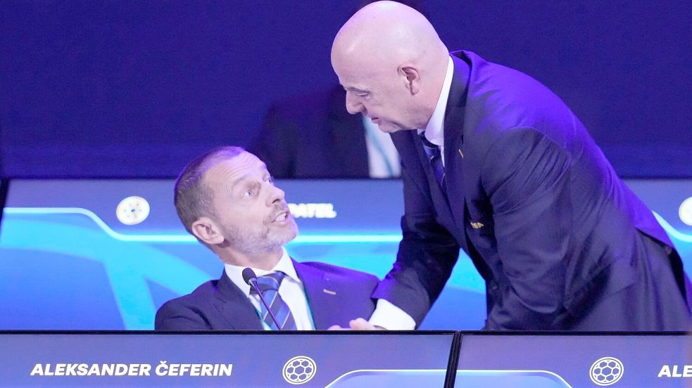 UEFA-Boss Aleksander Ceferin (l) und FIFA-Boss Gianni Infantino sind die Rivalen im Machtkampf der Fußball-Funktionäre. (Archivbild) Foto: Fernando Calistro/AP/dpa