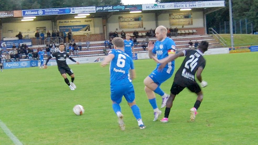 Ole Eucken (mitte) war beim 1:1 gegen Holthausen/Biene der Pechvogel. Fotos: Marco Reemts